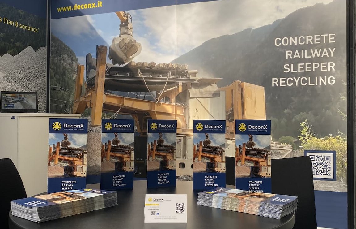 Stand espositivo di DeconX per il riciclaggio delle traversine ferroviarie alla fiera Railtex 2022 di Londra